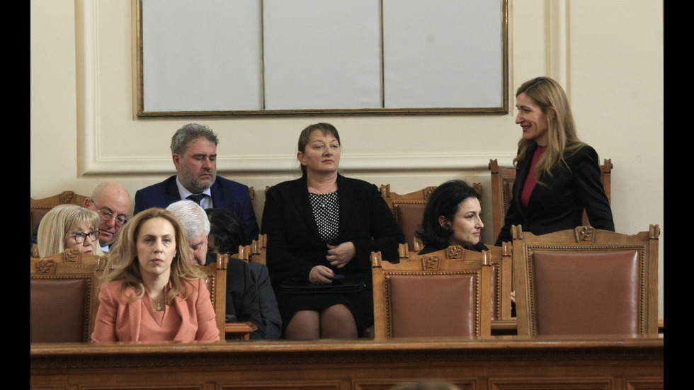 Депутатите дебатират по вота на недоверие
