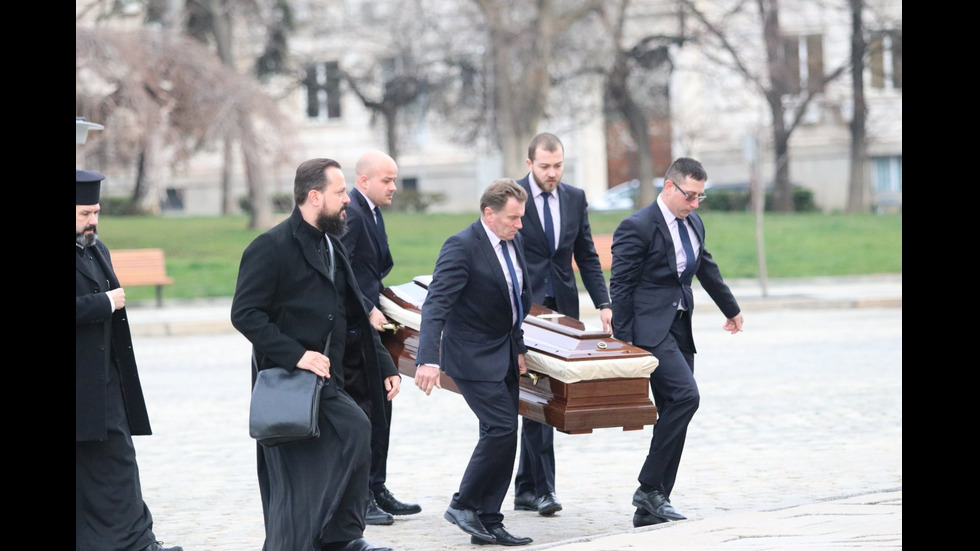 Изложиха за поклонение тленните останки на патриарха в „Св. Александър Невски”