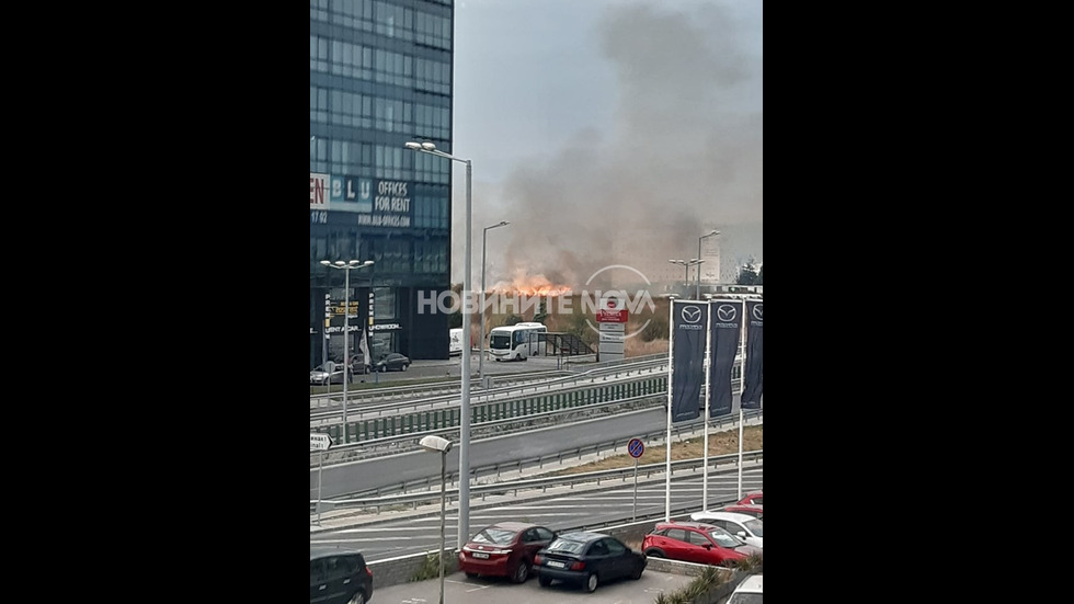 Голям пожар пламна до летище София