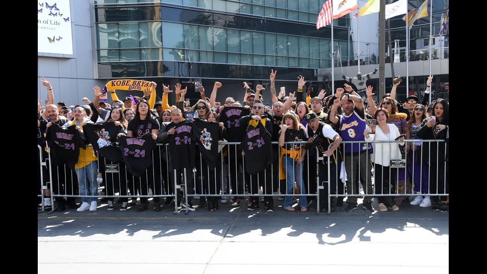 Хиляди се простиха с Коби Брайънт