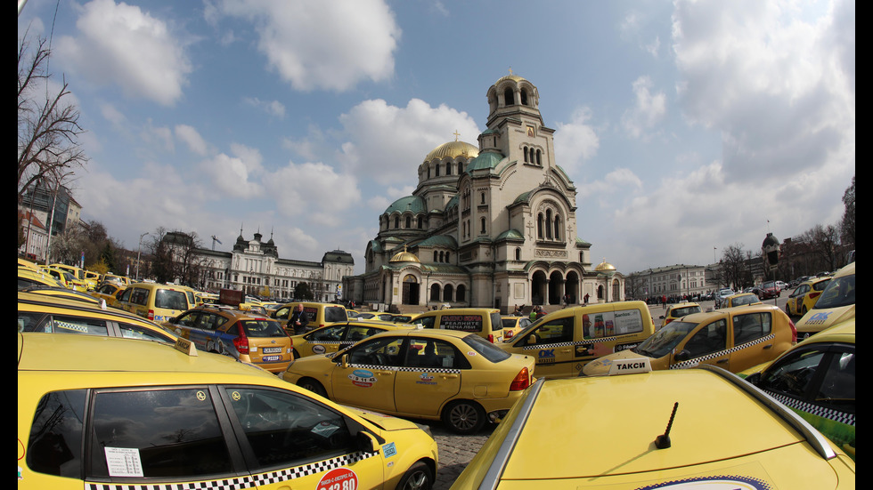 Таксиметрови шофьори излизат на протест