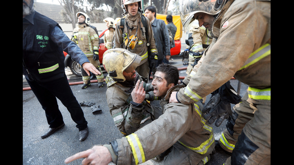 15-етажна сграда рухна и уби десетки пожарникари