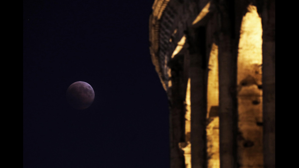 КРАСОТА В НЕБЕТО: Най-дългото лунно затъмнение от началото на века