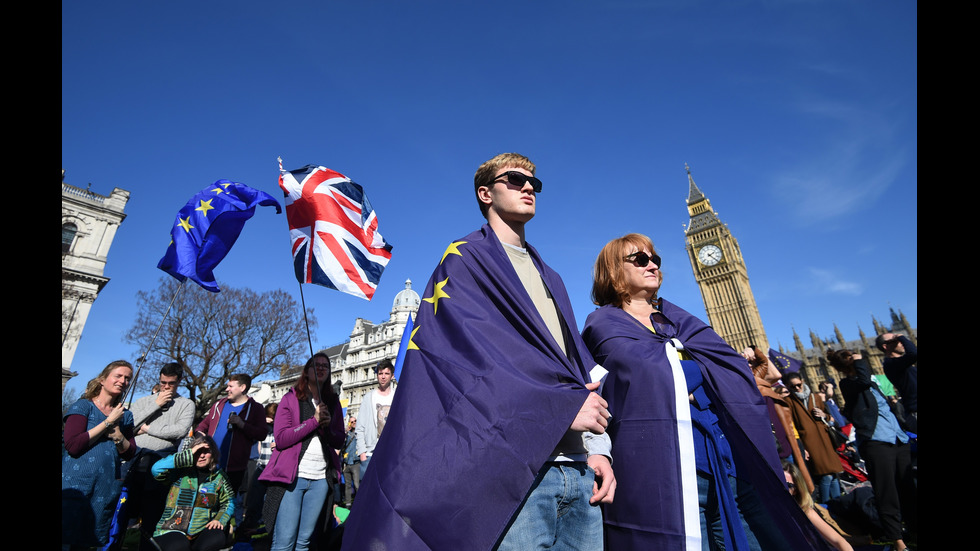 Близо 80 000 души протестират в Лондон срещу Brexit