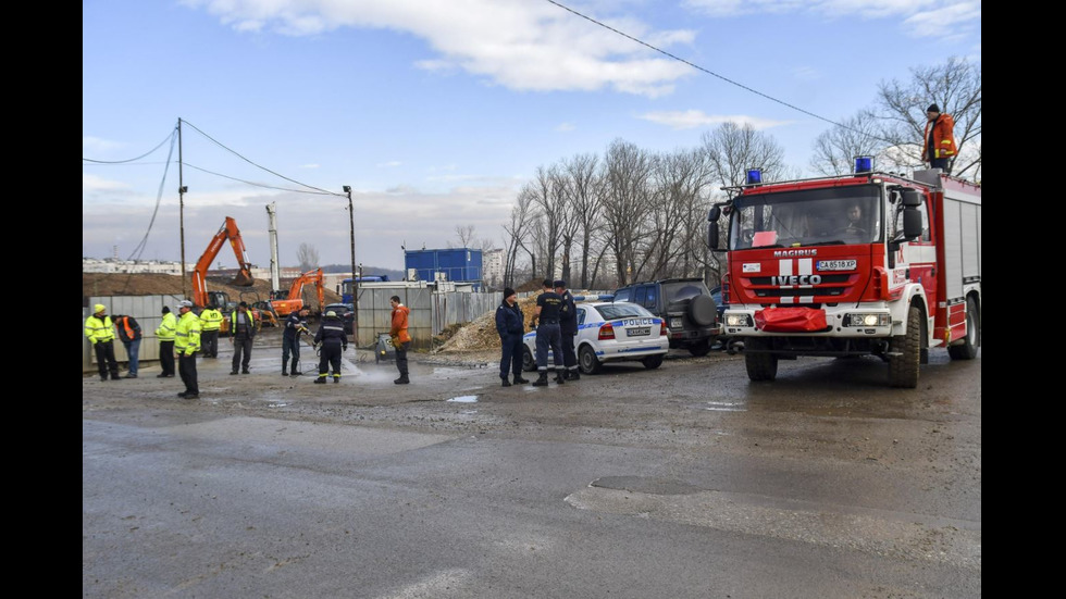 Кола падна в изкопа на метрото в "Овча купел"