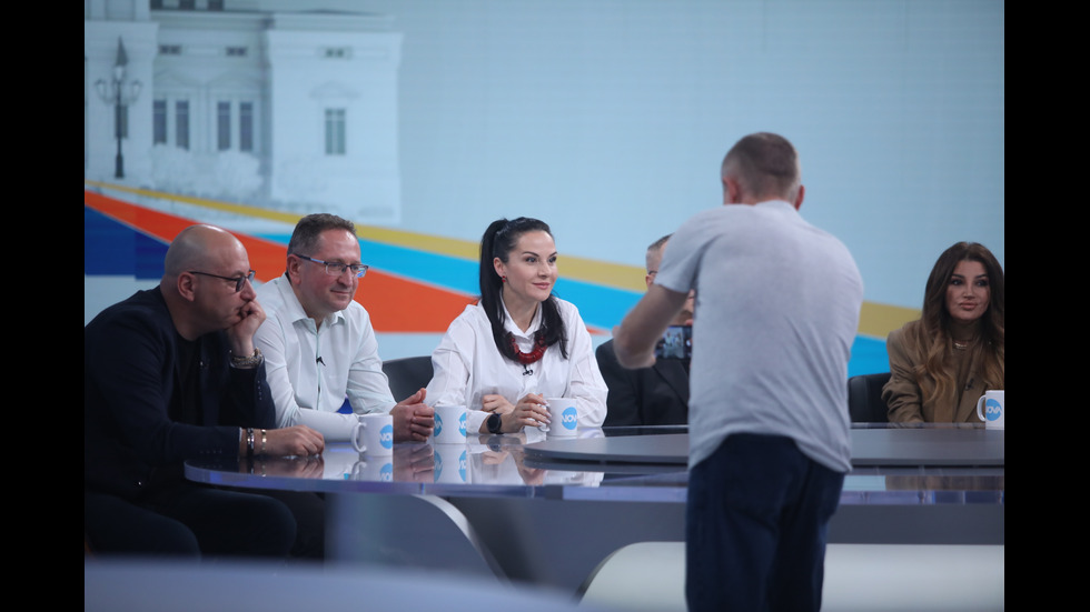 ЗАД КАДЪР: Изборният ден по NOVA В СНИМКИ