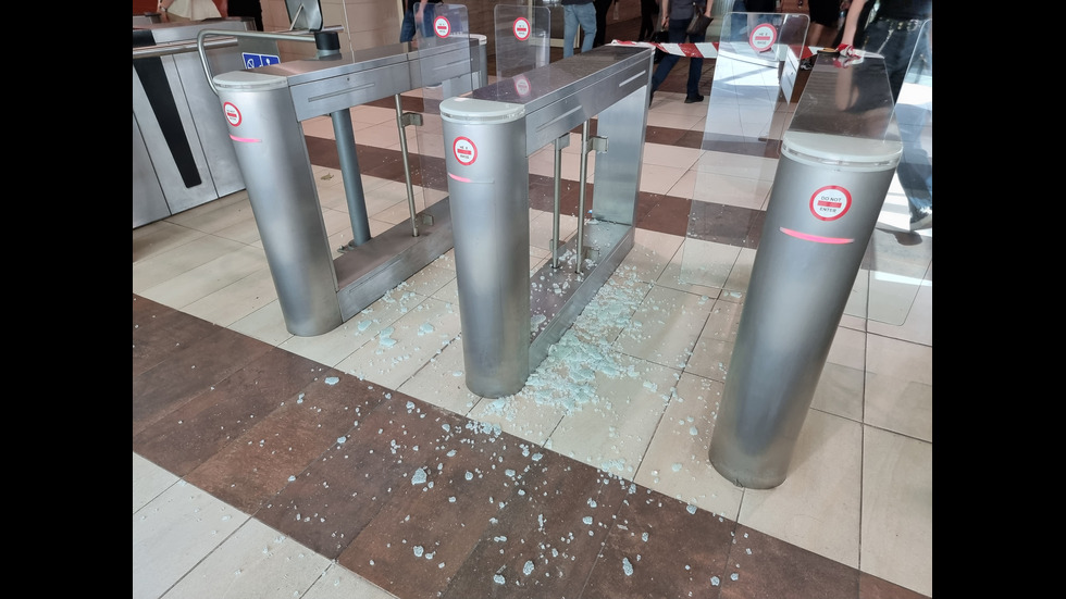 Счупиха стъклена врата на една от метростанциите в София