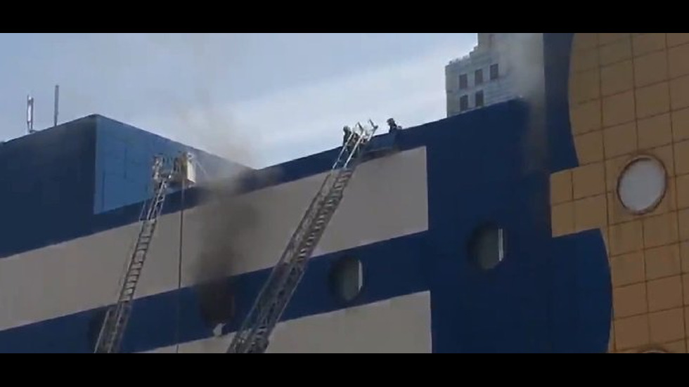 Пожар ибухна в мол в Москва