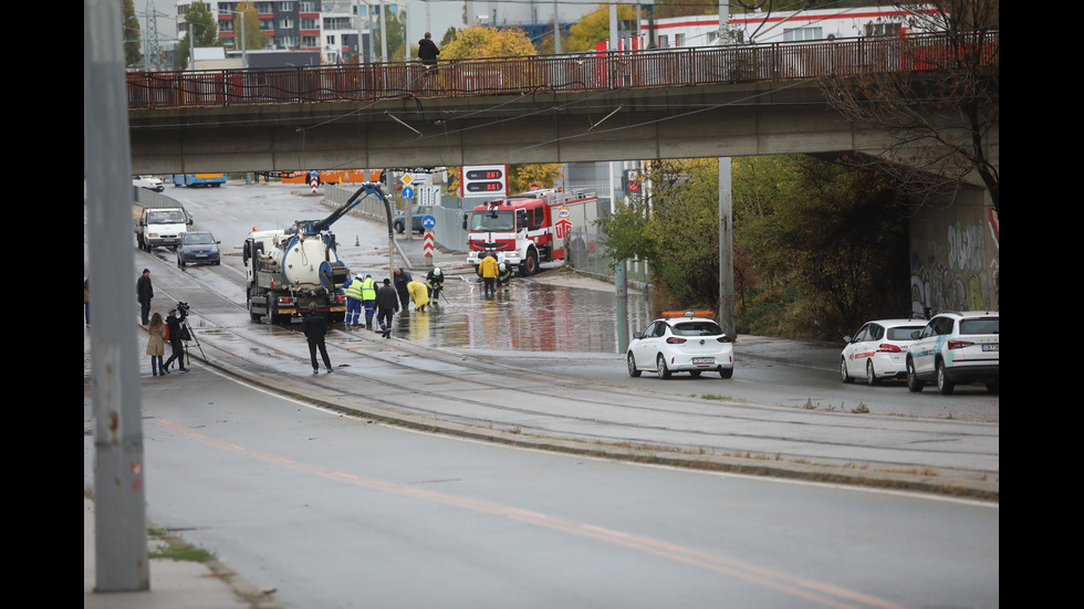 Наводнено кръстовище спря движението на няколко трамвайни линии в София