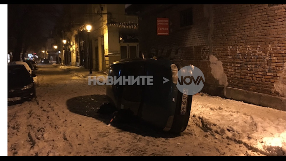 Обърната кола на метри от полицията в Пловдив