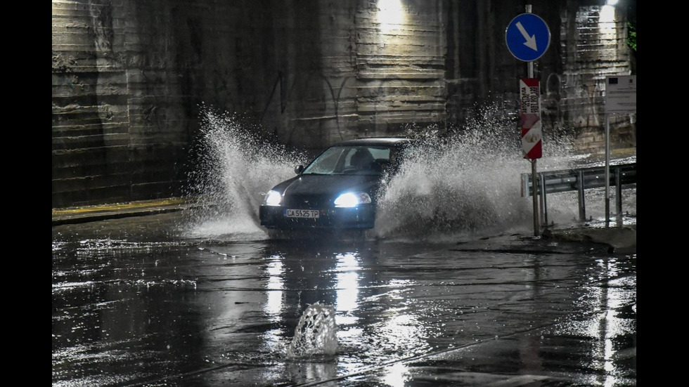 Бурята в София наводни улици, мазета и подлези