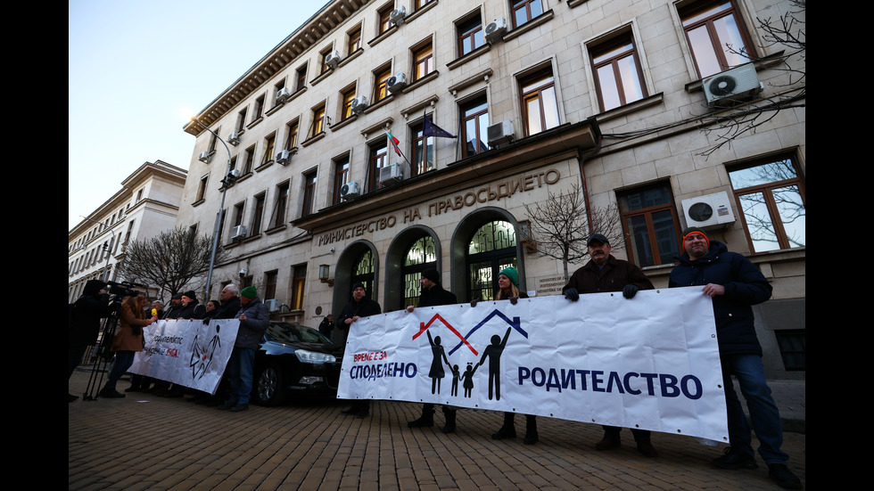 „В памет на един баща”: Протести в София след убийството на Пейо Пеев