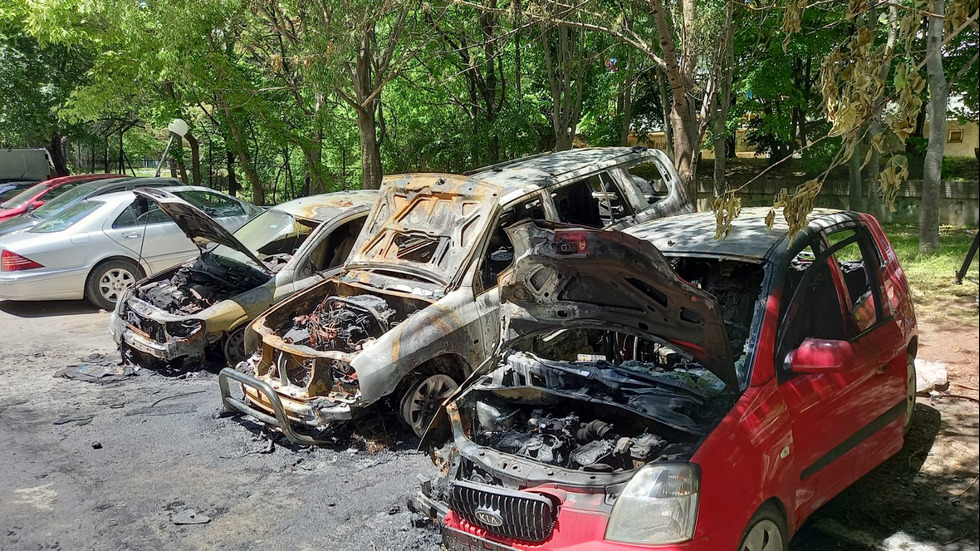 Запалиха украинска кола във Варна, изгоряха още две