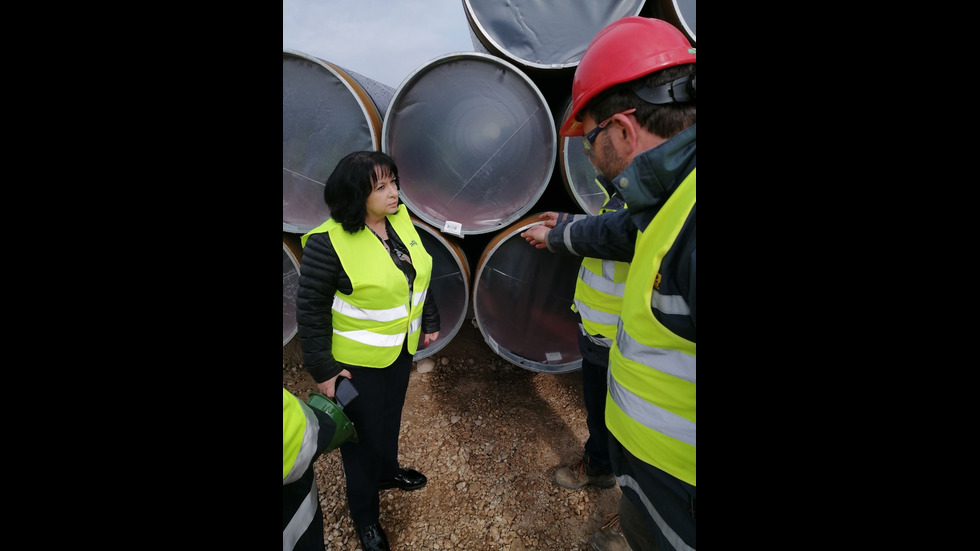 Енергийният министър инспектира съхранението на тръбите за газовата връзка с Гърция