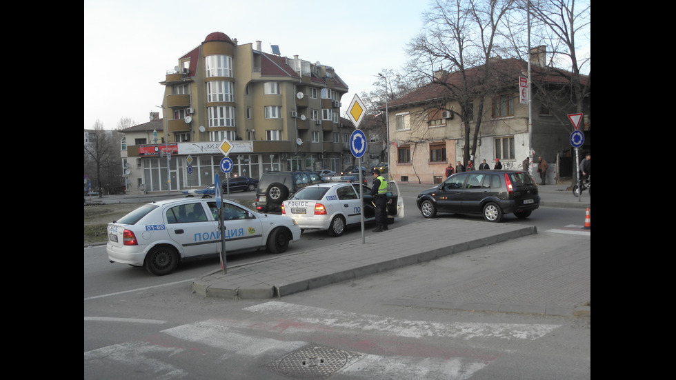 Кола блъсна жена на пешеходна пътека в Благоевград