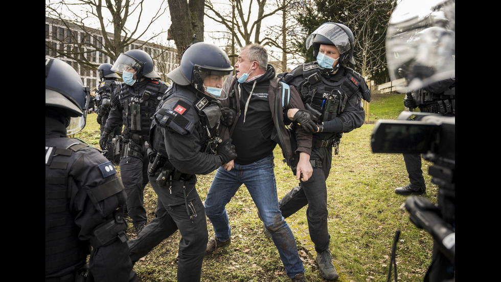 Сблъсъци с полицията по време на неразрешен протест в Германия