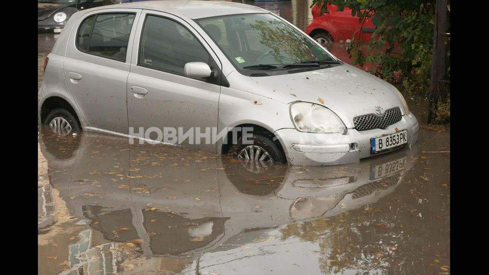 Проливен дъжд наводни улиците на Варна