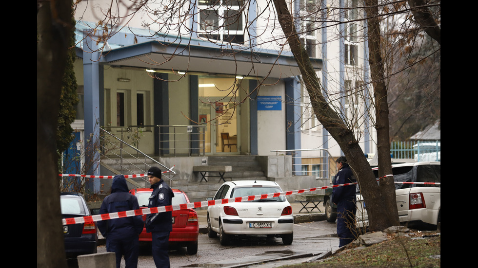 Полицай пострада при стрелба по сградата на Трето РУ в София