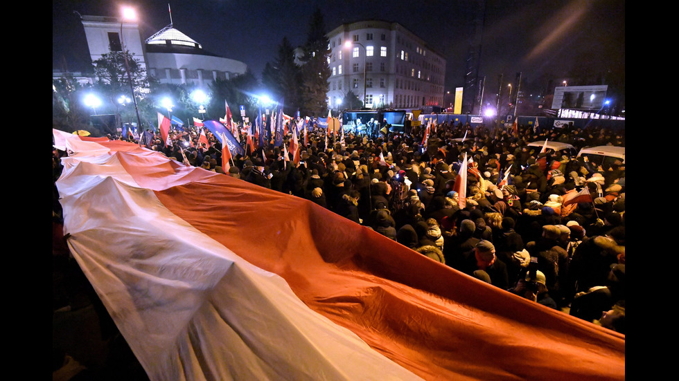 Парламентарна криза и масови протести в Полша