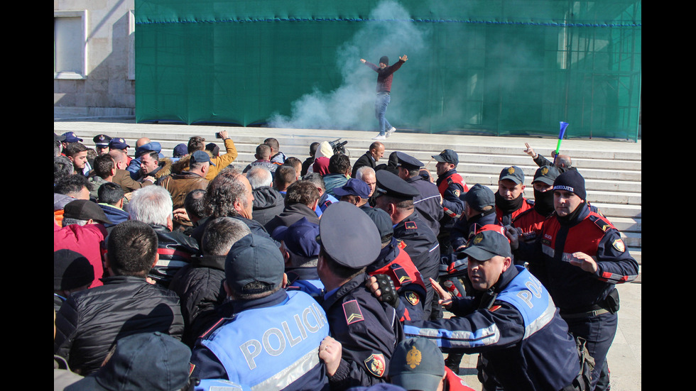 Ранени полицаи и цивилни при антиправителствен протест в Албания