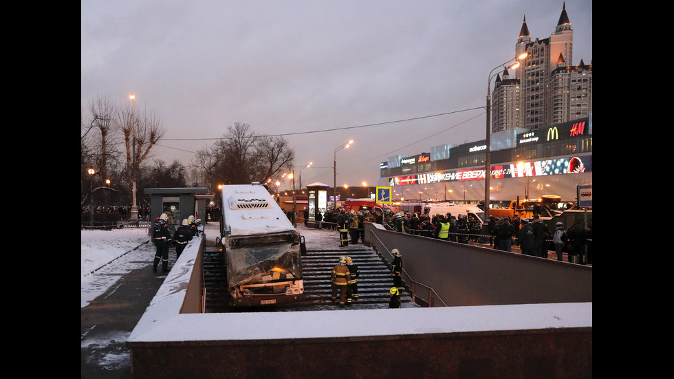 Автобус помете пешеходци в подлез в Москва