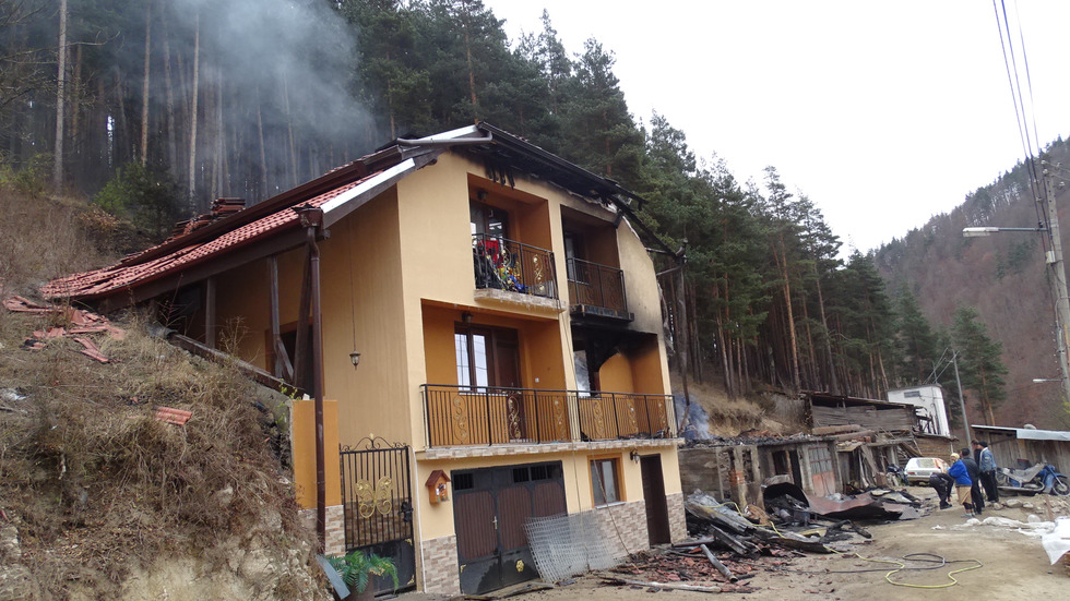 Пожар в къща обгази семейство от Якоруда