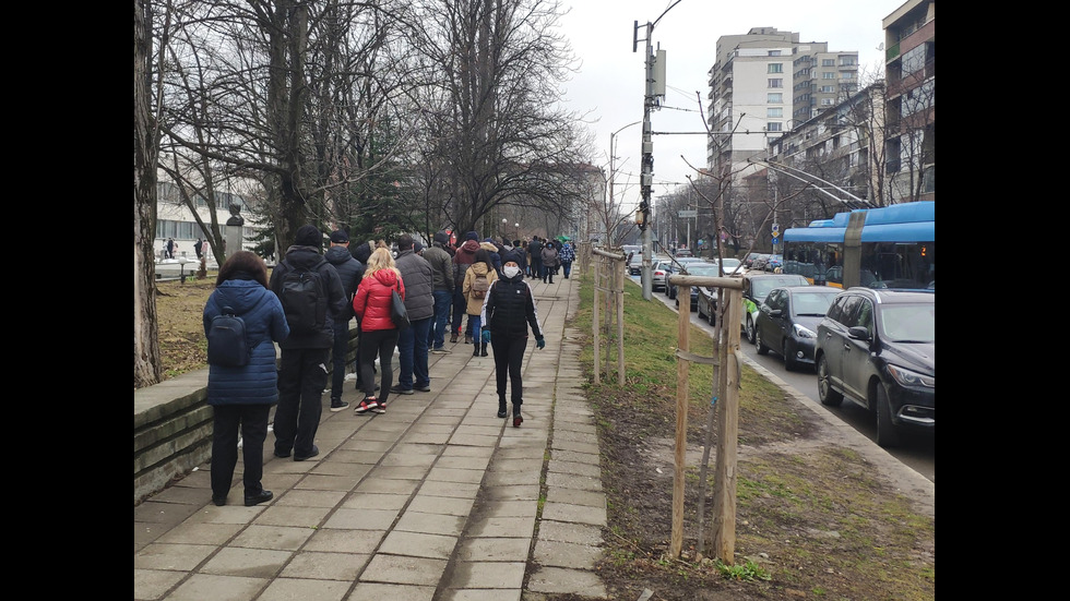 Опашки от желаещи да се ваксинират пред ВМА и „Пирогов”