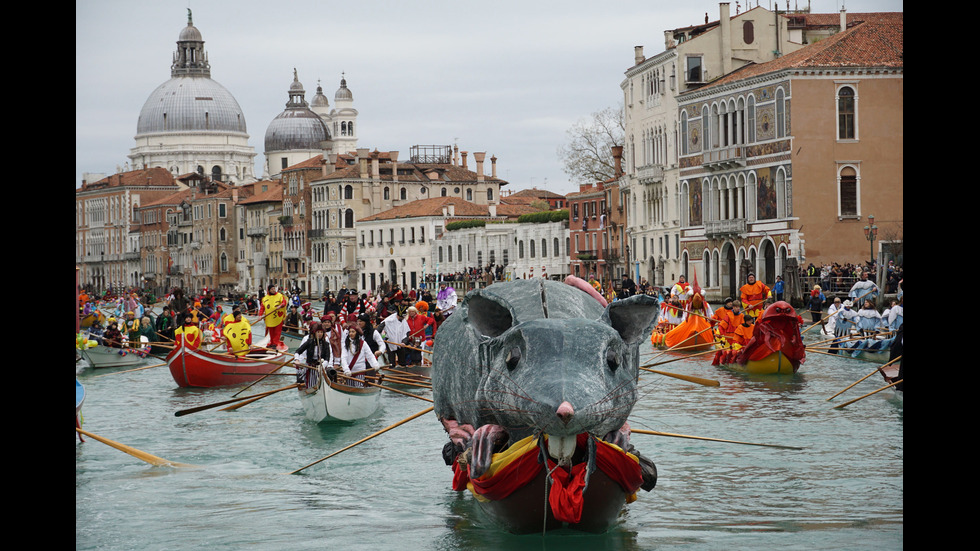 Стотици парадни гондоли и цветни маски на карнавала във Венеция