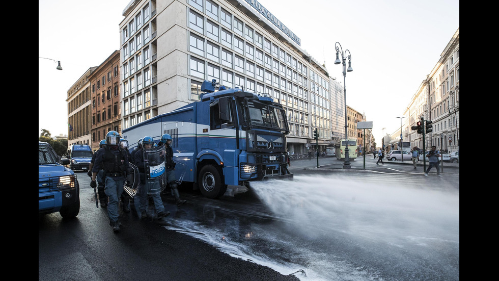 Полицията в Рим използва водни оръдия и палки в сблъсък с мигранти