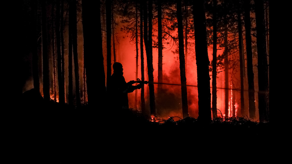 Борбата с огъня край Кресна – денонощието в снимки