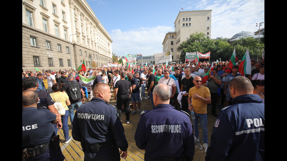 ПРОТЕСТЪТ НА ЗЪРНОПРОИЗВОДИТЕЛИТЕ: Над 600 трактора са около София, утре 80 от тях отиват пред МС