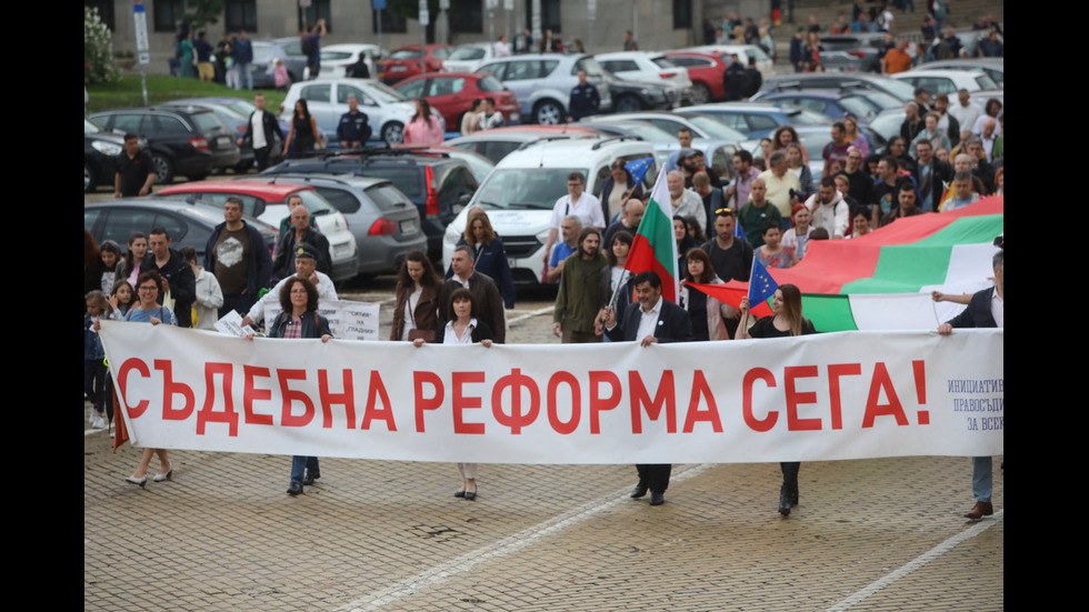 Протест пред президентството срещу думите на Радев, че мандатът вече е "дискредитиран"