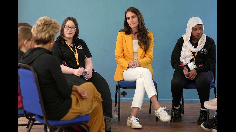 ЕЛЕГАНТНА В ЖЪЛТО: Принцесата на Уелс Катрин на благотворително събитие в Бат