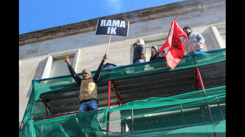 Ранени полицаи и цивилни при антиправителствен протест в Албания