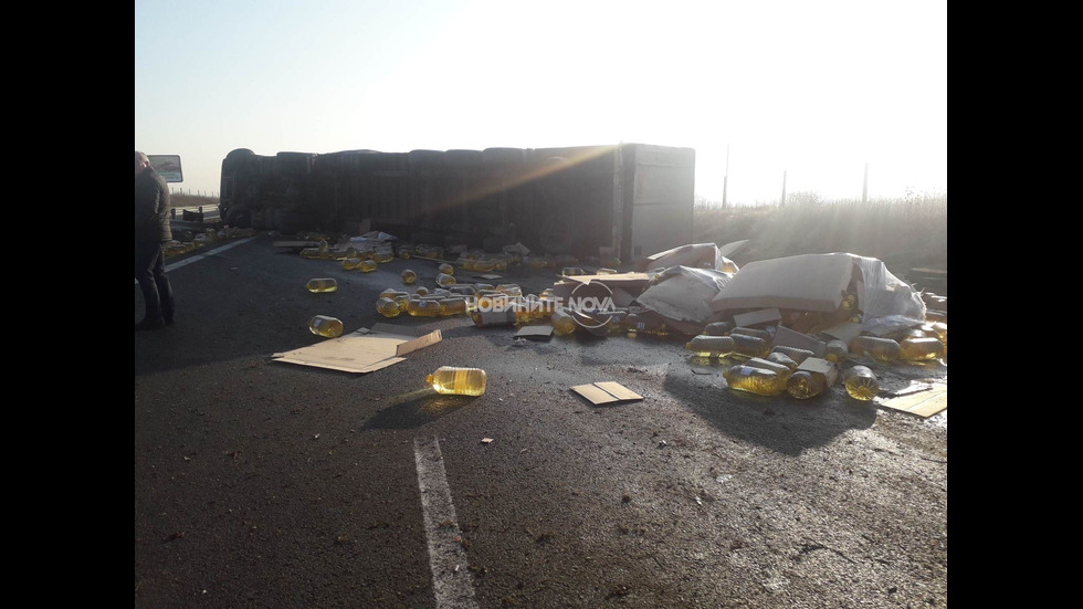 ТИР натоварен с олио се обърна на магистрала "Хемус" край Шумен