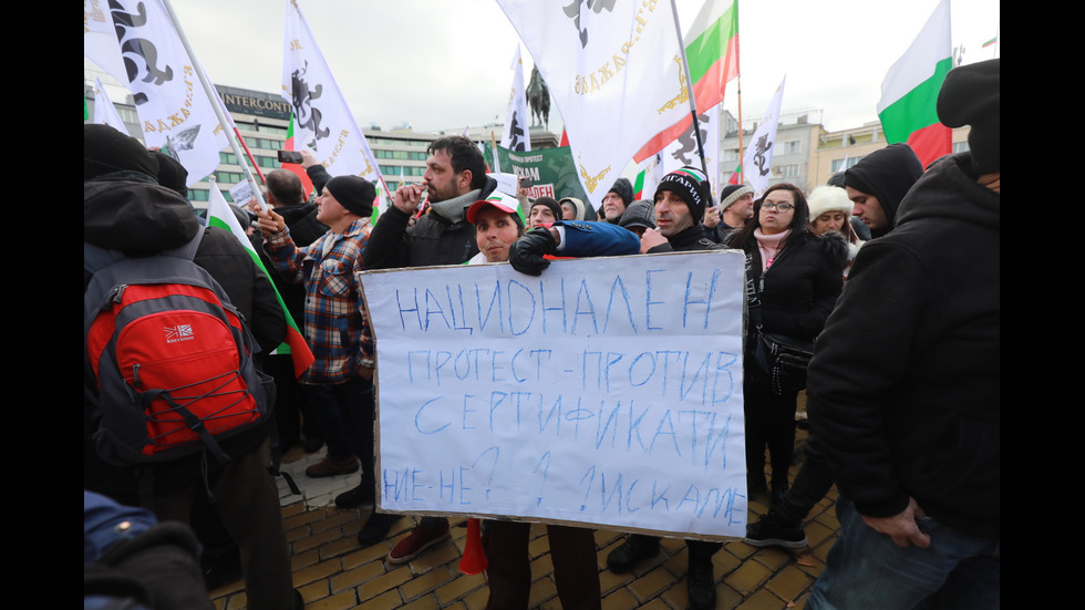 "Възраждане" организира протест срещу зеления сертификат, докараха водно оръдие пред НС