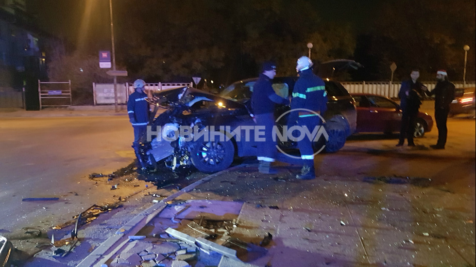 Две коли се удариха в София, има пострадали