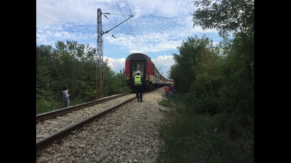 Влак помете кола на жп прелез