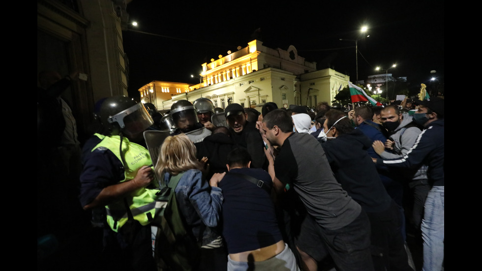 Бомбички, бутилки и павета полетяха към полицаите на протеста в София