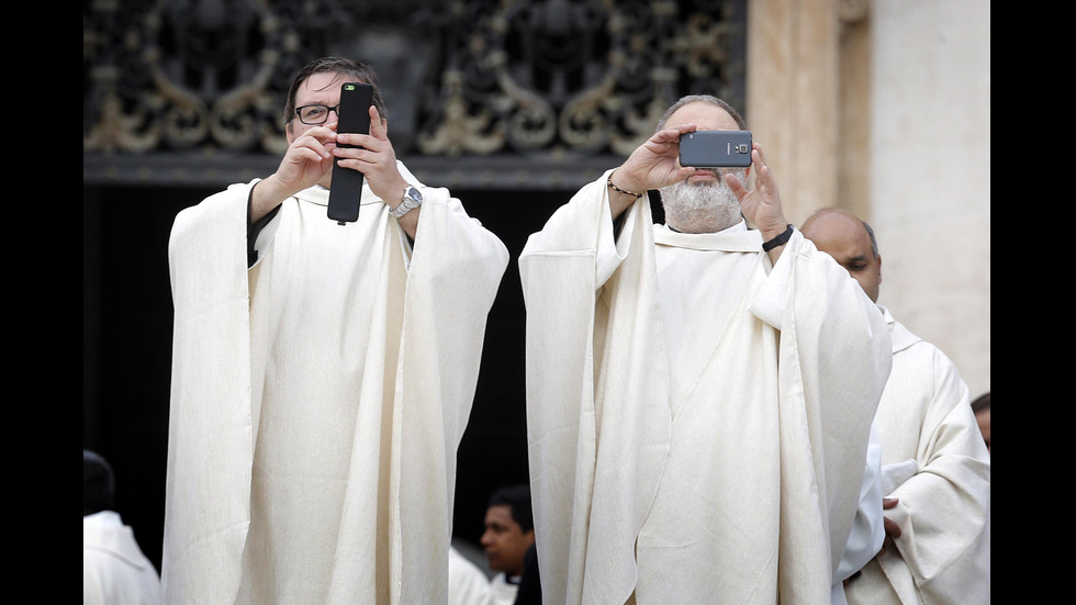 Папата призова: Оставете тези смартфони!