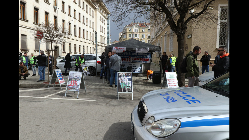 Протест в центъра на София: Полицаи и надзиратели разпънаха палатков лагер