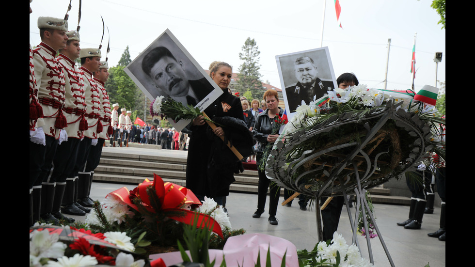 Полагане на венци пред Паметника на незнайния воин