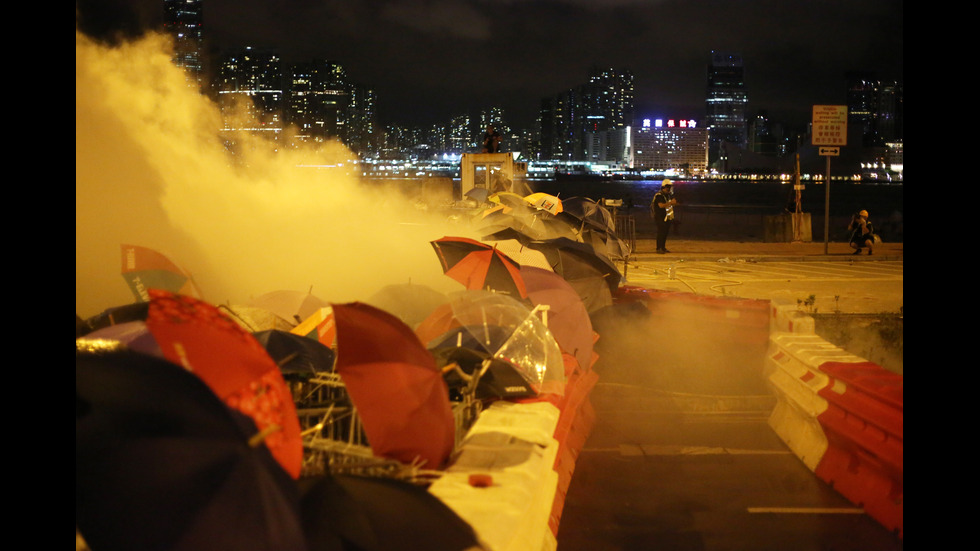 Полицията си върна контрола над парламента в Хонконг