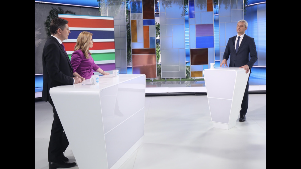 ЗАД КАДЪР: Изборният ден по NOVA В СНИМКИ