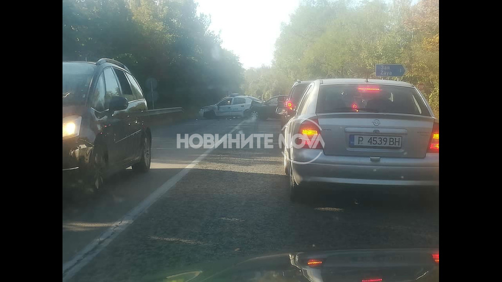 Патрулка и цивилен автомобил се удариха край Дряново