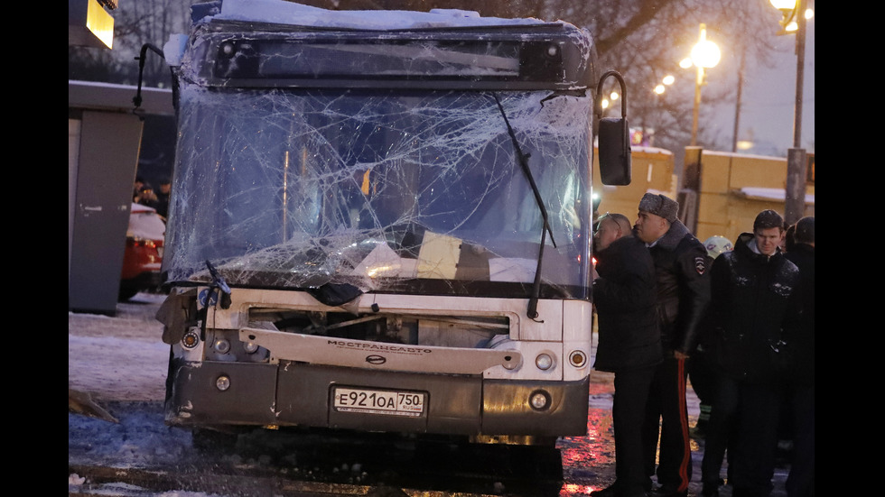 Автобус помете пешеходци в подлез в Москва