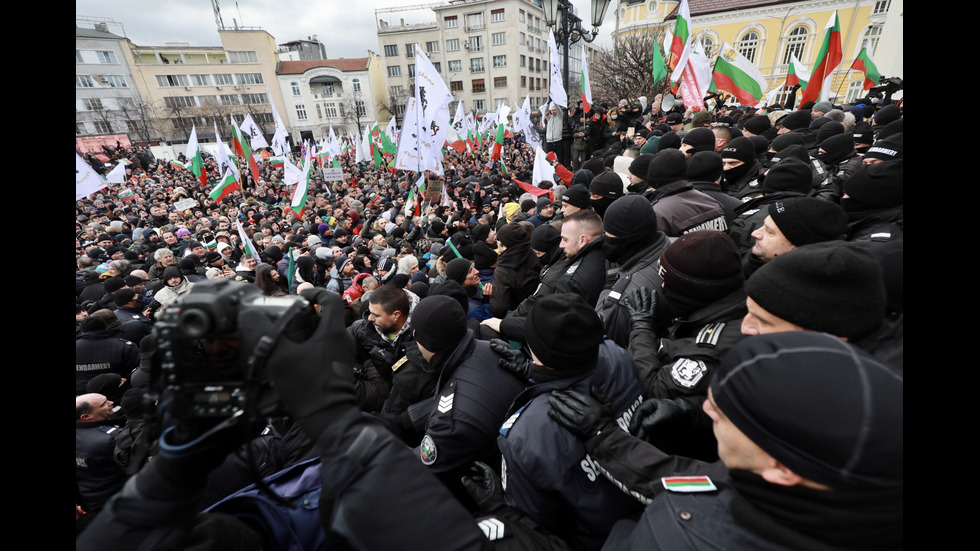 "Възраждане" организира протест срещу зеления сертификат, докараха водно оръдие пред НС