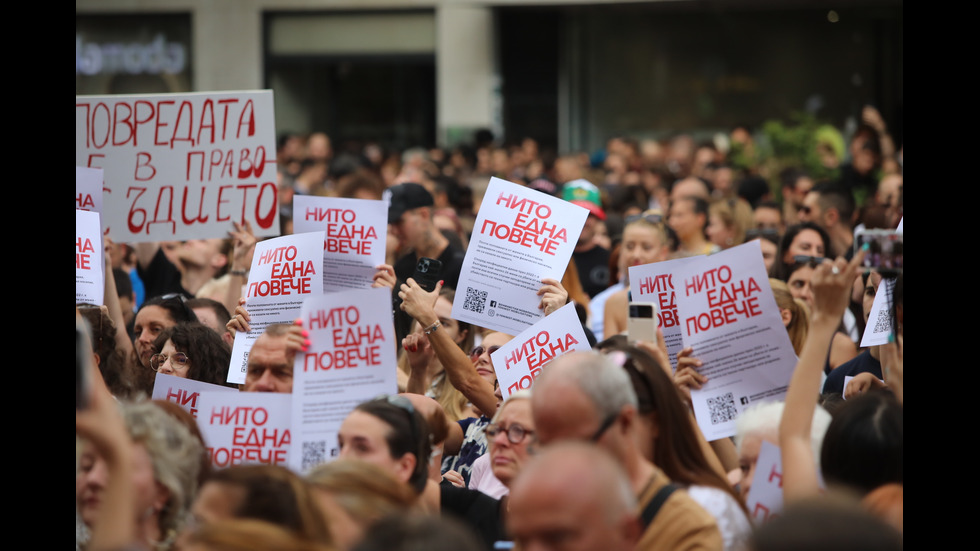 Протести в десетки градове заради жестоко малтретираното 18-годишно момиче