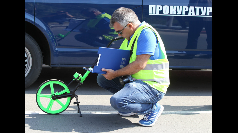 Вземат проби от асфалта на пътя София - Своге