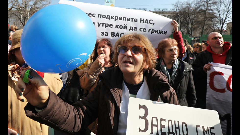 Протест на медицински сестри пред Министерството на здравеопазването